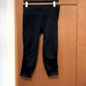 EUC Athleta Black center 3/4 length Leggings (size Large)